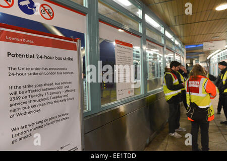 Turnpike Lane, London, UK. 13. Januar 2015. Der Busbahnhof in Turnpike Lane ist leer, wie der London-Bus-Streik über die Entlohnung beginnt. Bildnachweis: Matthew Chattle/Alamy Live-Nachrichten Stockfoto