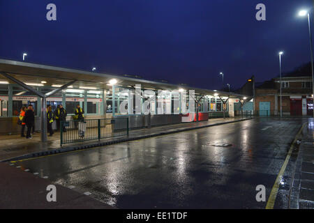 Turnpike Lane, London, UK. 13. Januar 2015. Der Busbahnhof in Turnpike Lane ist leer, wie der London-Bus-Streik über die Entlohnung beginnt. Bildnachweis: Matthew Chattle/Alamy Live-Nachrichten Stockfoto