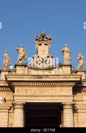 Torbogen in St. Peter Basilika. Rom, Italien Stockfoto