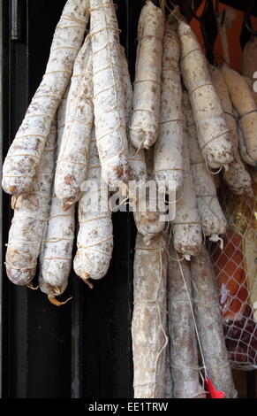 Andere Sorte von italienischer Salami hängen ein Feinkostgeschäft Stockfoto