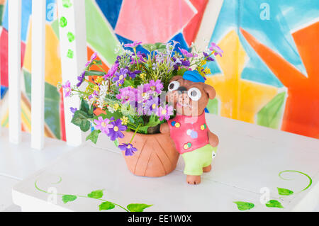 künstliche Blumen Blumenstrauß arrangieren Wite Hund Puppe zur Dekoration in Haus Stockfoto