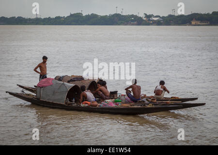 Männer, die mit dem Boot auf dem Hooghly-Fluss in Kalkutta, Westbengalen, Indien, fahren. Stockfoto