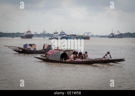 Männer, die mit dem Boot auf dem Hooghly-Fluss in Kalkutta, Westbengalen, Indien, fahren. Stockfoto