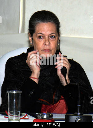 Neu-Delhi, Indien. 13. Januar 2015. Indiens größte Oppositionspartei Kongress Parteichef Sonia Gandhi besucht das Kongress arbeiten Committee (CWÜ) treffen in der Parteizentrale in Neu-Delhi, Indien, 13. Januar 2015. CWÜ ist die oberste Entscheidung machen die Kongress-Partei. © Partha Sarkar/Xinhua/Alamy Live-Nachrichten Stockfoto