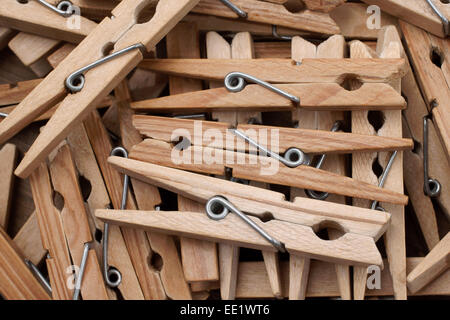 Haufen von hölzernen Wäscheklammern oder pins Stockfoto