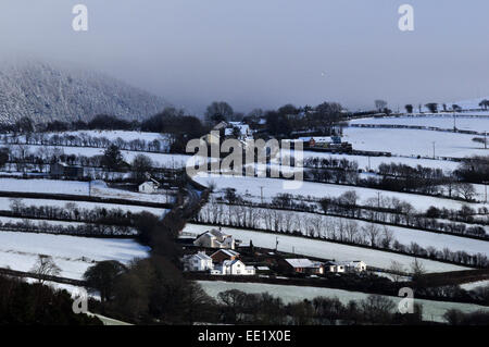 Aberystwyth, Wales, UK. 13. Januar 2015. Schnee lässt sich auf Ackerland in den Ausläufern der Cambrian Mountains in der Nähe von Comins Coch, Aberystwyth, Wales - John Gilbey/Alamy Live News 13. Januar 2015 Credit: John Gilbey/Alamy Live News Stockfoto