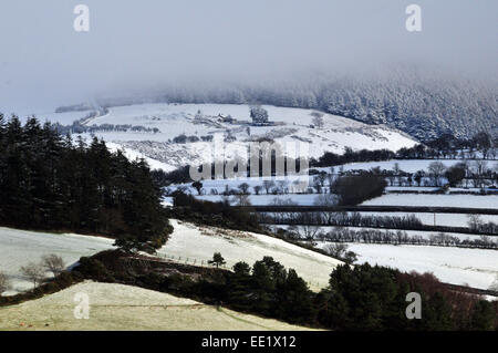 Aberystwyth, Wales, UK. 13. Januar 2015. Schnee lässt sich auf Ackerland in den Ausläufern der Cambrian Mountains in der Nähe von Comins Coch, Aberystwyth, Wales - John Gilbey/Alamy Live News 13. Januar 2015 Credit: John Gilbey/Alamy Live News Stockfoto