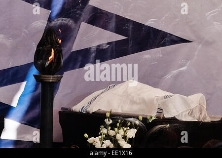 Jerusalem. 13. Januar 2015. Die Leichen der vier Opfer des Angriffs im koscheren Supermarkt Hyper Cacher Paris lag eingewickelt in einer Grösse, eine traditionelle jüdische Gebetsschal, bevor die israelische Flagge und einer brennenden Fackel, als Tausende ihre Beerdigung. Yoav Hattab, Philippe Braham, Yohan Cohen und Francois Michel Saada wurden auf dem Har HaMenuchot Friedhof ruhen gebracht. Bildnachweis: Nir Alon/Alamy Live-Nachrichten Stockfoto