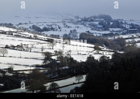 Aberystwyth, Wales, UK. 13. Januar 2015. Schnee lässt sich auf Ackerland in den Ausläufern der Cambrian Mountains in der Nähe von Comins Coch, Aberystwyth, Wales - John Gilbey/Alamy Live News 13. Januar 2015 Credit: John Gilbey/Alamy Live News Stockfoto