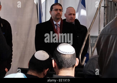 Jerusalem. 13. Januar 2015. US-Botschafter in Israel, DAN SHAPIRO (C), unter Tausenden, die Teilnahme an der Beerdigung von vier jüdische Opfer des Anschlags Paris im koscheren Supermarkt Hyper Cacher. Yoav Hattab, Philippe Braham, Yohan Cohen und Francois Michel Saada wurden auf dem Har HaMenuchot Friedhof ruhen gebracht. Bildnachweis: Nir Alon/Alamy Live-Nachrichten Stockfoto