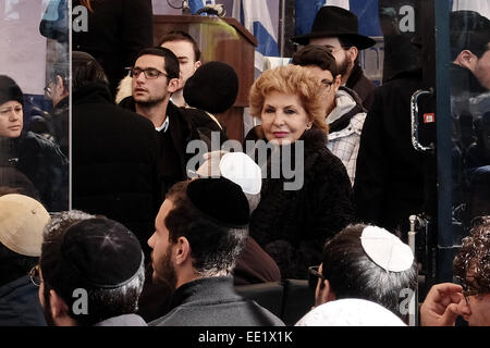 Jerusalem. 13. Januar 2015. Sofa LANDVER (C), Minister der einwandernden Absorption, unter Tausenden, die Teilnahme an der Beerdigung von vier jüdische Opfer des Anschlags Paris im koscheren Supermarkt Hyper Cacher. Yoav Hattab, Philippe Braham, Yohan Cohen und Francois Michel Saada wurden auf dem Har HaMenuchot Friedhof ruhen gebracht. Bildnachweis: Nir Alon/Alamy Live-Nachrichten Stockfoto