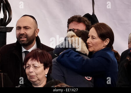 Jerusalem. 13. Januar 2015. Französischer Minister für Ökologie, nachhaltige Entwicklung und Energie, SÉGOLÈNE ROYAL, koscher Konsolen, die Familien der vier jüdische Opfer des Paris bei Hyper Cacher angreifen Supermarkt. Yoav Hattab, Philippe Braham, Yohan Cohen und Francois Michel Saada wurden auf dem Har HaMenuchot Friedhof ruhen gebracht. Bildnachweis: Nir Alon/Alamy Live-Nachrichten Stockfoto