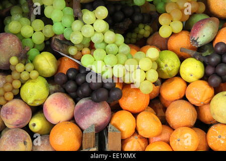 Tablett mit einer Komposition von frischen Früchten Stockfoto