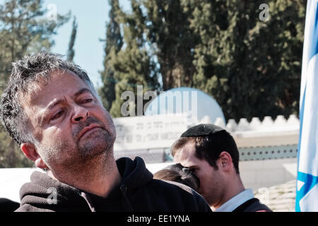 Jerusalem. 13. Januar 2015. Tausende besuchen die Beerdigung von vier jüdische Opfer des Anschlags Paris im koscheren Supermarkt Hyper Cacher. Yoav Hattab, Philippe Braham, Yohan Cohen und Francois Michel Saada wurden auf dem Har HaMenuchot Friedhof ruhen gebracht. Bildnachweis: Nir Alon/Alamy Live-Nachrichten Stockfoto