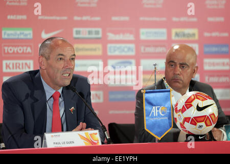 Sydney, Australien. 13. Januar 2015. Cheftrainer von Oman Paul Le Guen (L) besucht eine Pressekonferenz nach einem Gruppe A-Spiel gegen Australien in der AFC Asian Cup in Sydney, Australien, 13. Januar 2015. Oman verloren 0-4. © Qiu Zhongquan/Xinhua/Alamy Live-Nachrichten Stockfoto