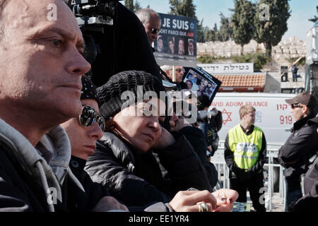 Jerusalem. 13. Januar 2015. Tausende besuchen die Beerdigung von vier jüdische Opfer des Anschlags Paris im koscheren Supermarkt Hyper Cacher. Yoav Hattab, Philippe Braham, Yohan Cohen und Francois Michel Saada wurden auf dem Har HaMenuchot Friedhof ruhen gebracht. Bildnachweis: Nir Alon/Alamy Live-Nachrichten Stockfoto