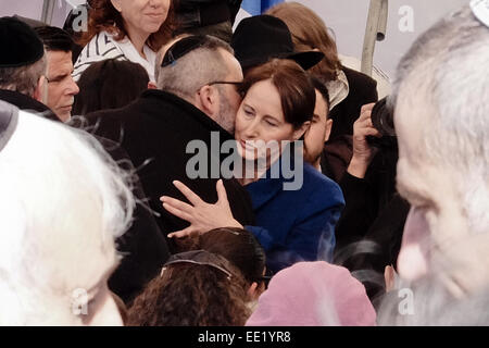 Jerusalem. 13. Januar 2015. Französischer Minister für Ökologie, nachhaltige Entwicklung und Energie, SÉGOLÈNE ROYAL, koscher Konsolen, die Familien der vier jüdische Opfer des Paris bei Hyper Cacher angreifen Supermarkt. Yoav Hattab, Philippe Braham, Yohan Cohen und Francois Michel Saada wurden auf dem Har HaMenuchot Friedhof ruhen gebracht. Bildnachweis: Nir Alon/Alamy Live-Nachrichten Stockfoto