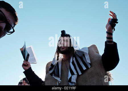 Jerusalem. 13. Januar 2015. Tausende besuchen die Beerdigung von vier jüdische Opfer des Anschlags Paris im koscheren Supermarkt Hyper Cacher. Yoav Hattab, Philippe Braham, Yohan Cohen und Francois Michel Saada wurden auf dem Har HaMenuchot Friedhof ruhen gebracht. Bildnachweis: Nir Alon/Alamy Live-Nachrichten Stockfoto