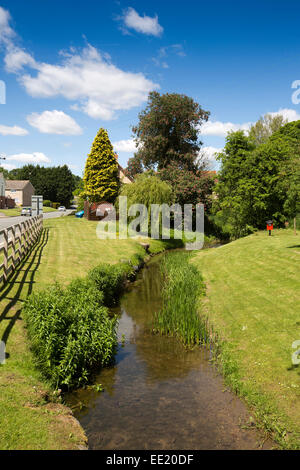 UK England, Suffolk, Lavenham, untere Straße, Fluss-Brett verwendet, um Wasser Arbeitspferde in der Vergangenheit Stockfoto