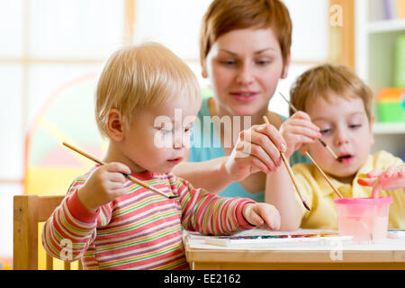 Mutter Unterricht ihrer Kinder zu malen Stockfoto