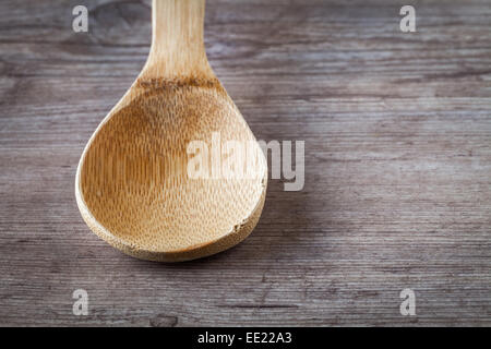 Leeren Löffel auf einem hölzernen Hintergrund Stockfoto