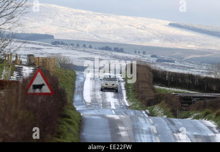 County Antrim in Nordirland, Vereinigtes Königreich. 13. Januar 2015. UK-Wetter: Sehr schlechte Fahrbedingungen in den Norden von County Antrim in Nordirland ist ein gelbes Warnsymbol für Eis und Schnee. Autofahrer erschwerte Bedingungen für 48 Stunden jetzt erlebt haben und sind für ein weiterer Sturm Prognose für morgen Credit Verstrebungen: Steven McAuley/Alamy Live News Stockfoto