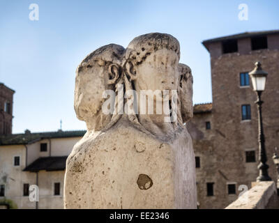 Quattro Capi ("vier Köpfe") zwei Marmor Säulen der Ponte Fabricio Brücke in Rom, Italien Stockfoto