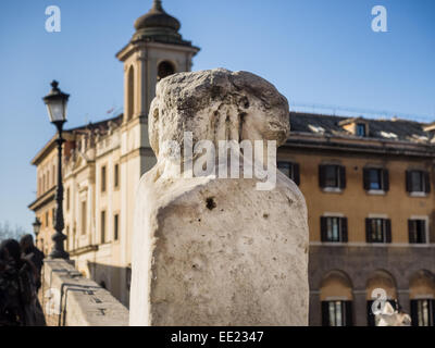 Quattro Capi ("vier Köpfe") zwei Marmor Säulen der Ponte Fabricio Brücke in Rom, Italien Stockfoto