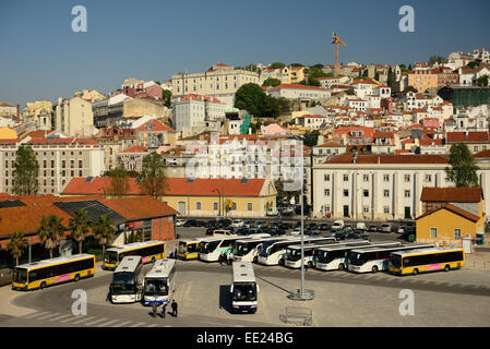 Reisebusse, aufgereiht auf den Docks in der Alfama Viertel von Lissabon. Stockfoto