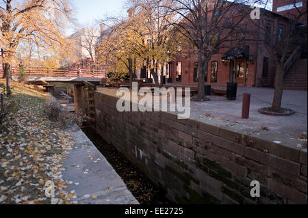 Schleuse an der Chesapeake and Ohio Canal vorbei durch das historische Viertel Georgetown im Herbst, Washington DC, USA Stockfoto