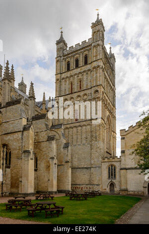 Seitenansicht der massive Strebepfeiler und riesigen Glockenturm der alten Steinkirche in historischen Stadt Devon Stockfoto