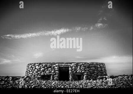 WW2 Pillbox Maschinengewehr Plätz, getarnt mit Steinen/Felsen, Porlock Strand in der Nähe von Bossington, Somerset, Großbritannien Stockfoto