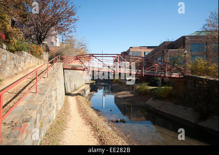 Der Chesapeake and Ohio Canal vorbei durch die Altstadt von Georgetown, Washington DC, USA im Herbst Stockfoto