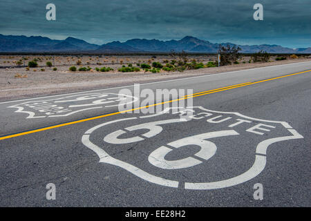 Doppelte US Route 66 horizontale Verkehrszeichen, Mojave-Wüste, Kalifornien, USA Stockfoto