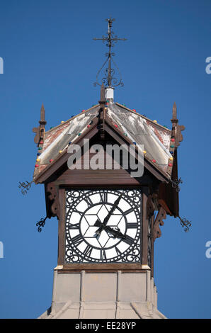 Die Uhr auf dem Uhrturm an der V & A Waterfront in Kapstadt, Südafrika. Für 2014 statt rot lackiert gelb. Stockfoto