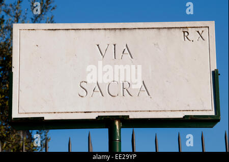 Via Sacra Ruinen Hauptstraße des antiken Roms, führt vom oberen Rand der Kapitolinischen Hügel-Straße zum römischen Forum Romanum Forum Tempel des Vespasian und Titus, Septimius Severus-Bogen, Tempel der Venus und Roma mit über Denkmal für Vittorio Emanuele II Italien Roman Lazio Stockfoto