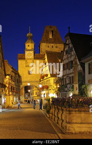 Deutschland, Bayern, Rothenburg Ob der Tauber, Markusturm, Roederbogen, Roederbrunnen, Abend, Beleuchtet, Licht, Beleuchtung, St Stockfoto