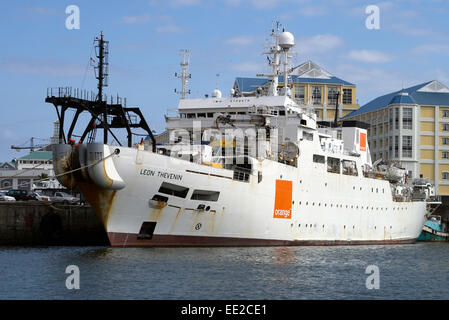 Die Kabelverlegung Schiff "Leon Thevenin", 1983 erbaut und im Besitz von Orange, vertäut im Hafen Cape Town, South Africa. Stockfoto