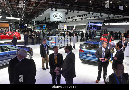 Detroit, Michigan, USA. 12. Januar 2015. Ein Blick auf die Halle in der Medien-Vorschau von der North American International Auto Show (NAIAS) 2015 in der Cobo Arena in Detroit, Michigan, USA, 12. Januar 2015. Die öffentlichen laufen vom 17. bis 25. Januar 2015. Foto: ULI DECK/Dpa/Alamy Live-Nachrichten Stockfoto