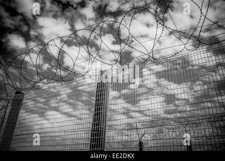 Der Stacheldraht Zaun runden das wichtigste Gefängnis Komplex auf Robben Island, Cape Town, South Africa, wo Nelson Mandela gehalten wurde. Stockfoto