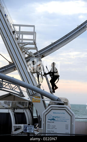 Brighton UK 7. Januar 2015 - Arbeiter führen Winterdienst Arbeit an Brighton Wheel of Excellence an der Strandpromenade Stockfoto