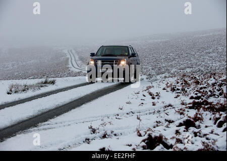 Mynydd Epynt Reihe von Hügeln, Powys, Wales, UK. 13. Januar 2015.  Ein Allrad-Fahrzeug verhandelt eine schmale Straße auf der Epynt Range der Hügel in Powys. Schnee fällt in Mid Wales wie vorhergesagt durch die Wettervorhersagen. Bildnachweis: Graham M. Lawrence/Alamy Live-Nachrichten. Stockfoto