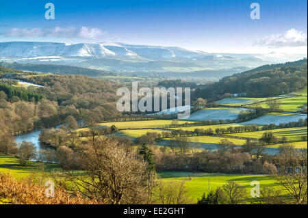 FLUSS WYE UND WYE VALLEY POWYS WALES MIT BLICK AUF SCHNEE BEDECKTE BERGE SCHWARZ Stockfoto