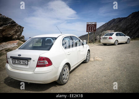 Zwei Mietwagen, Ford Ikons, im oberen Bereich der Swartberg Pass, Richtung Norden auf der R328 Straße in Western Cape, Südafrika. Stockfoto