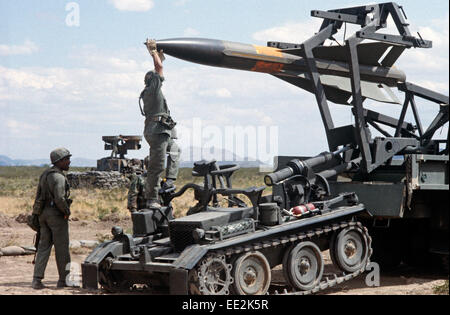 HAWK-Raketen geladen von Soldaten der amerikanischen Armee auf LAUNCHER, McGREGOR FIRING RANGE, NEW MEXICO, USA Stockfoto