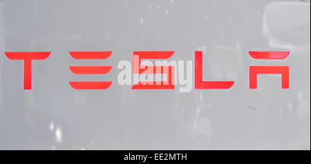 Detroit, Michigan, USA. 13. Januar 2015. Das Logo von Tesla auf der North American International Auto Show (NAIAS) 2015 in der Cobo Arena in Detroit, Michigan, USA, 13. Januar 2015. Die öffentlichen laufen vom 17. bis 25. Januar 2015. Foto: ULI DECK/Dpa/Alamy Live-Nachrichten Stockfoto