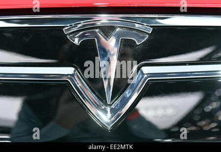 Detroit, Michigan, USA. 13. Januar 2015. Das Logo von Tesla auf der North American International Auto Show (NAIAS) 2015 in der Cobo Arena in Detroit, Michigan, USA, 13. Januar 2015. Die öffentlichen laufen vom 17. bis 25. Januar 2015. Foto: ULI DECK/Dpa/Alamy Live-Nachrichten Stockfoto