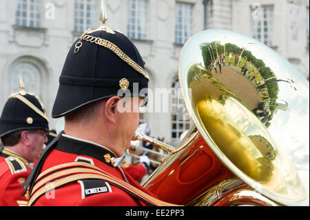 Royal Regiment of Wales Band, Musiker, spielt Tuba Stockfoto