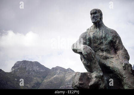 Die Statue von Jan Smuts in The Company Garden, Kapstadt, Südafrika, mit dem Tafelberg im Hintergrund. Stockfoto