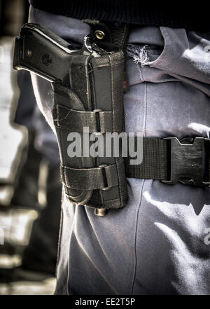 Ein South African Police Service Officer trägt eine automatische Pistole in einem Holster in Kapstadt am Unfallort eine Demonstration. Stockfoto